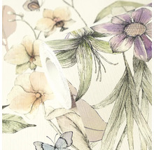 Een rol gestructureerd behang met een handgetekend bloemenpatroon van lelies en vlinders.