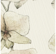 Detailopname van behang met bloemenpatroon en een gestructureerd oppervlak met verticale lijnen.