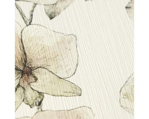 Detailopname van behang met bloemenpatroon en een gestructureerd oppervlak met verticale lijnen.