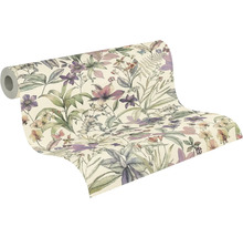 Vliesbehang met floraal patroon van diverse bloemen, bladeren en vlinders in zachte tinten.