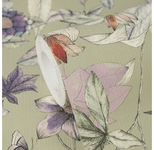 Rol vliesbehang met een floraal patroon met gedetailleerde bloem- en bladtekeningen op een gestructureerd oppervlak.