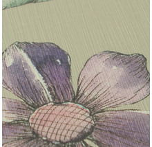 Detailopname van behang met bloemenpatroon en fijne verticale oppervlaktestructuur.