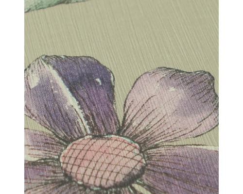 Detailopname van behang met bloemenpatroon en fijne verticale oppervlaktestructuur.