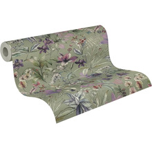 Behangrol met botanisch patroon van bloemen, bladeren en vlinders.