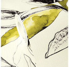 Detailopname van een behangrol met een gestructureerd oppervlak en een bladmotief met zwarte contouren.