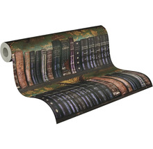 Behang op rol met een motief van antieke boekenruggen in een boekenkast.