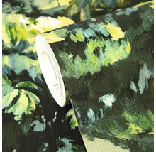 Vliesbehang met abstract botanisch patroon en fijne oppervlaktestructuur op een rol.