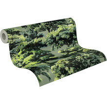 Vliesbehang op rol met schilderachtig bosmotief in verschillende groentinten.