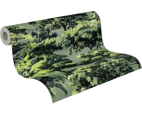 Vliesbehang op rol met schilderachtig bosmotief in verschillende groentinten.