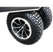 Detailopname van twee wielen met bandenprofiel