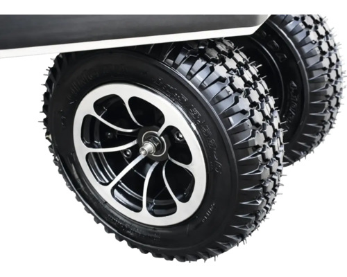 Detailopname van twee wielen met bandenprofiel