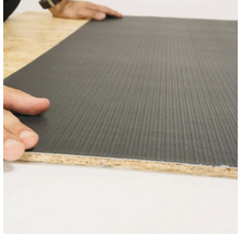 Detailopname van een geluidsisolerende plaat op een houten plaat