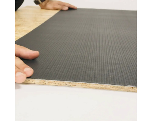 Detailopname van een geluidsisolerende plaat op een houten plaat