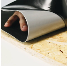 Flexibele afdichtingsbaan wordt op een houten oppervlak gelegd