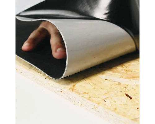 Flexibele afdichtingsbaan wordt op een houten oppervlak gelegd