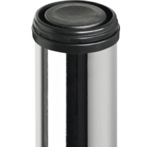 Gedetailleerde opname van een voetstuk met zwarte stop en zilverkleurige buis