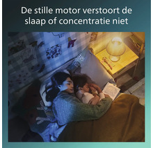 Moeder en kind liggen in bed en lezen een boek.