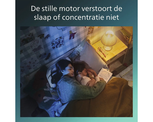 Moeder en kind liggen in bed en lezen een boek.