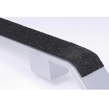 Detailopname van een meubelglijder met vilten glijvlak op een meubelpoot.