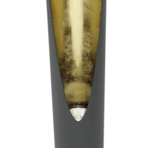 Close-up van een wandlamp met een goudkleurig oppervlak aan de binnenkant