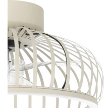 Detailopname van een plafondventilator met metalen lampenkap