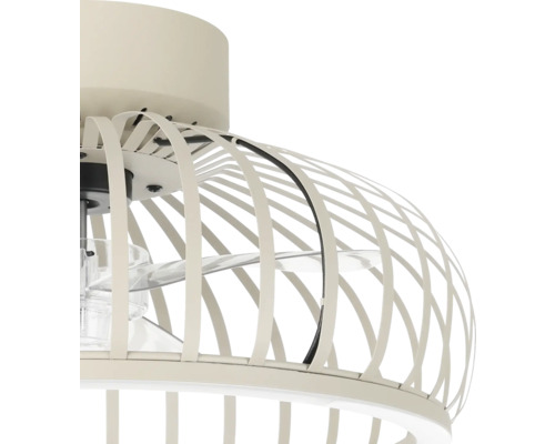 Detailopname van een plafondventilator met metalen lampenkap