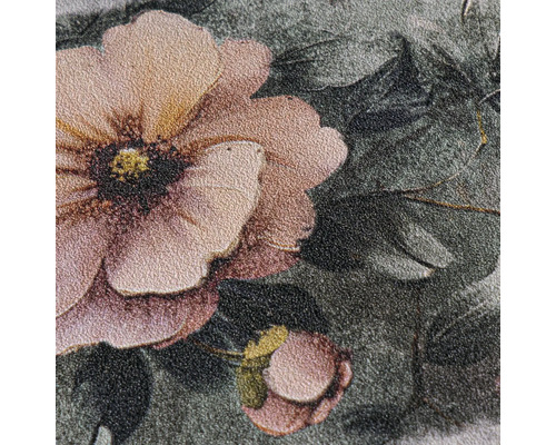 Behang met textuur en botanisch bloemenpatroon met een grote bloem en bladeren.
