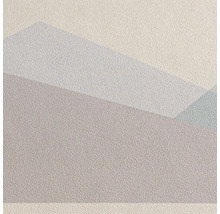 Behang met fijne korrelstructuur en geometrisch patroon van diagonale vlakken.