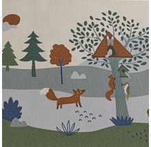 Behang met bosdierenmotief voor kinderen, met een vos, uil, eekhoorn en bomen in geïllustreerde stijl op een gestructureerd oppervlak.