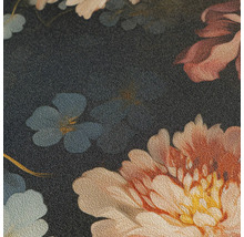 Detailopname van behang met een bloemenpatroon van pioenrozen en kleine bloemen en een voelbare oppervlaktestructuur.