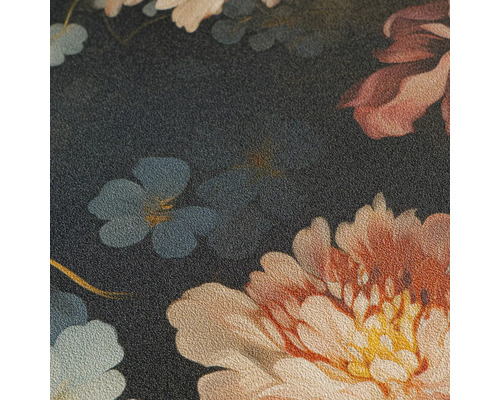 Detailopname van behang met een bloemenpatroon van pioenrozen en kleine bloemen en een voelbare oppervlaktestructuur.