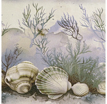 Vliesbehang met maritieme motieven, schelpen en onderwaterplanten in aquarellook.