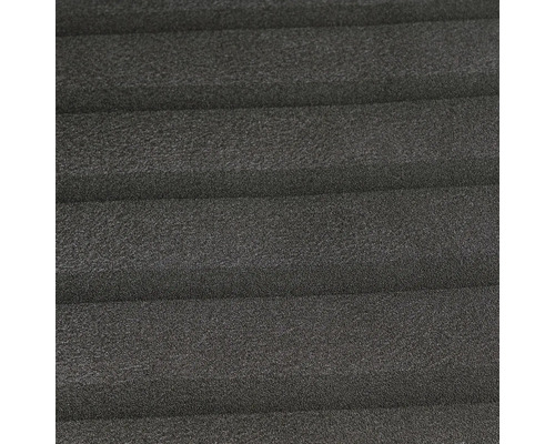 Close-up van een gestructureerd schuimoppervlak met horizontale groeven.
