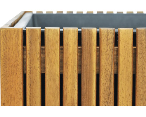 Detailaanzicht van een plantenbak van houten latten