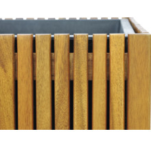 Houten bloembak met lattenpatroon