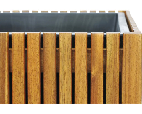 Close-up van een plantenbak van houten latten