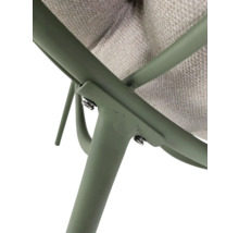 Detailopname van een tuinstoel met metalen frame en stoffen zitting