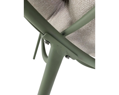 Detailopname van een tuinstoel met metalen frame en stoffen zitting