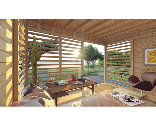 Interieur van een houten huis met houten balkenplafond, horizontale houten jaloezieën en meubels