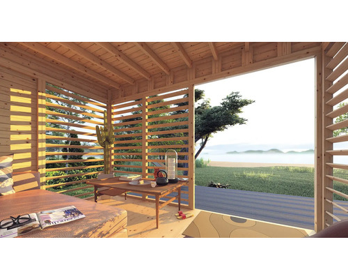 Licht houten huis met terras, meubels en uitzicht op de natuur