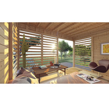 Interieur van een houten huis met houten balkenplafond, horizontale houten jaloezieën en meubels