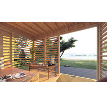 Lichte houten tuinhuis met loungegedeelte, tafel en uitzicht op de natuur