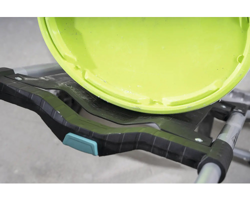 Verfemmer op een emmerhouder