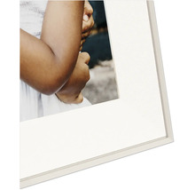 Detailopname van een witte fotolijst met witte passe-partout