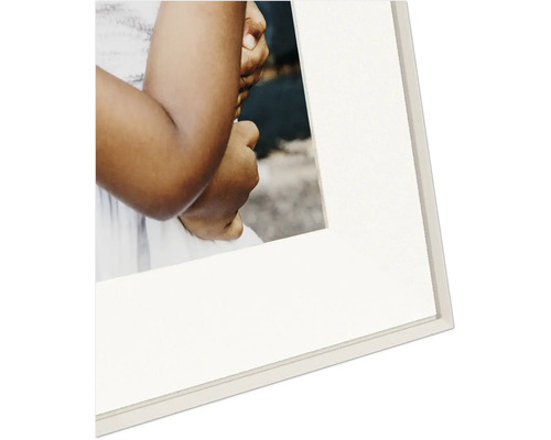 Detailopname van een witte fotolijst met witte passe-partout