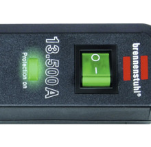 Gedetailleerde weergave van een overspanningsbeveiliging met beschermingsschakelaar en Brennenstuhl-logo