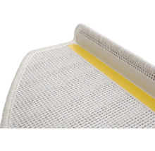 Detailopname van een trap met tapijt en plakstrip