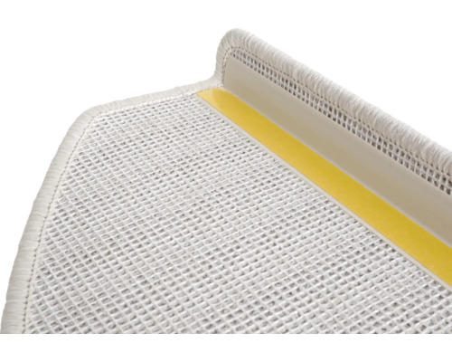 Detailopname van een trap met tapijt en plakstrip