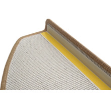 Detailopname van een trap met tapijt en plakband voor bevestiging.