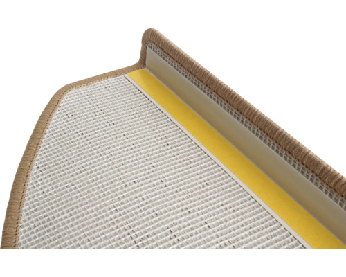 Detailopname van een trap met tapijt en plakband voor bevestiging.